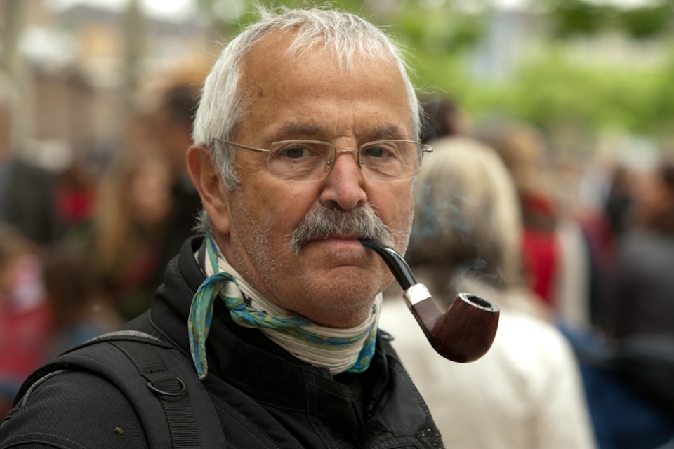 Mann mit Pfeiffe